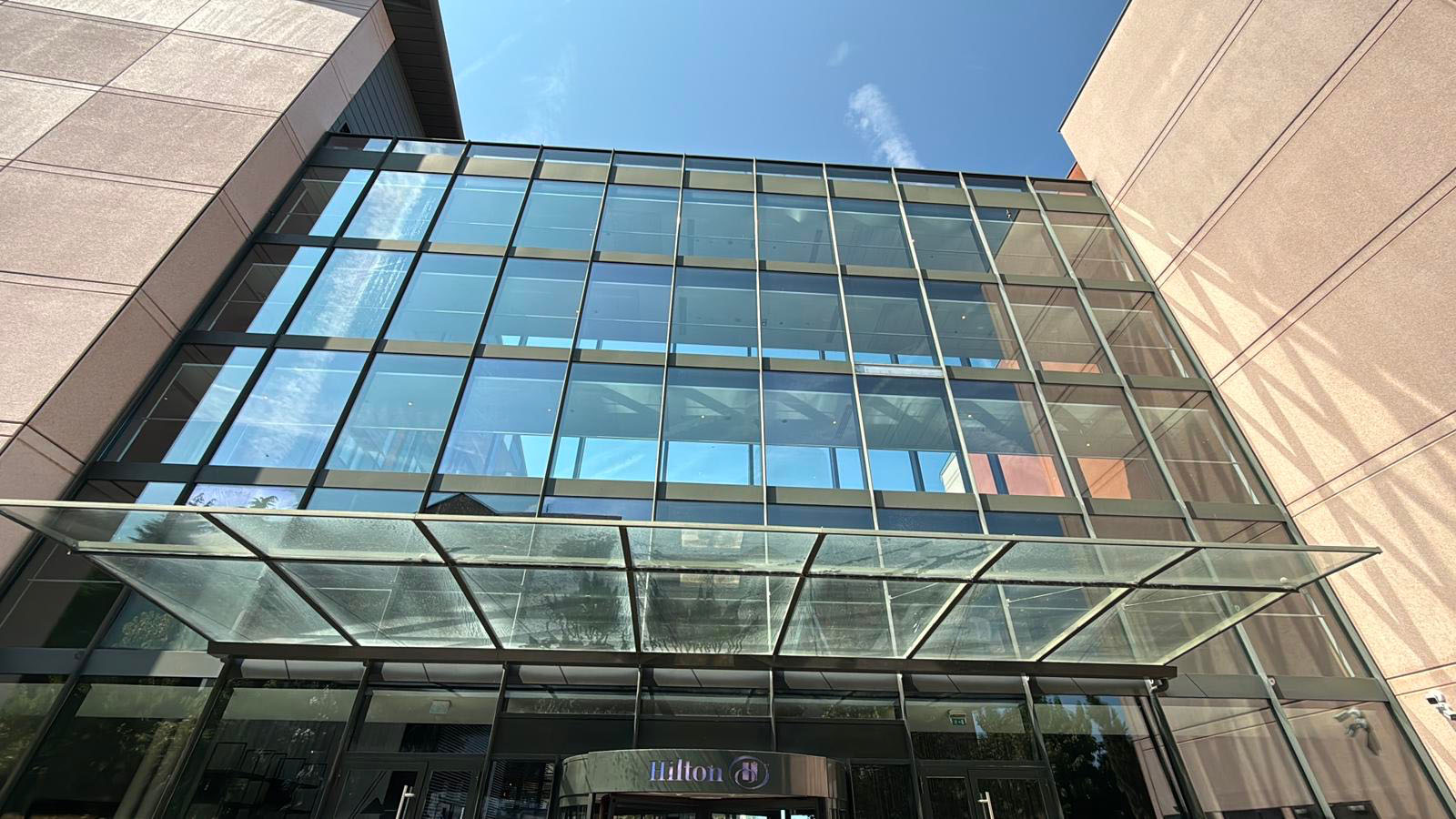 Nettoyage de la façade vitrée du Hilton