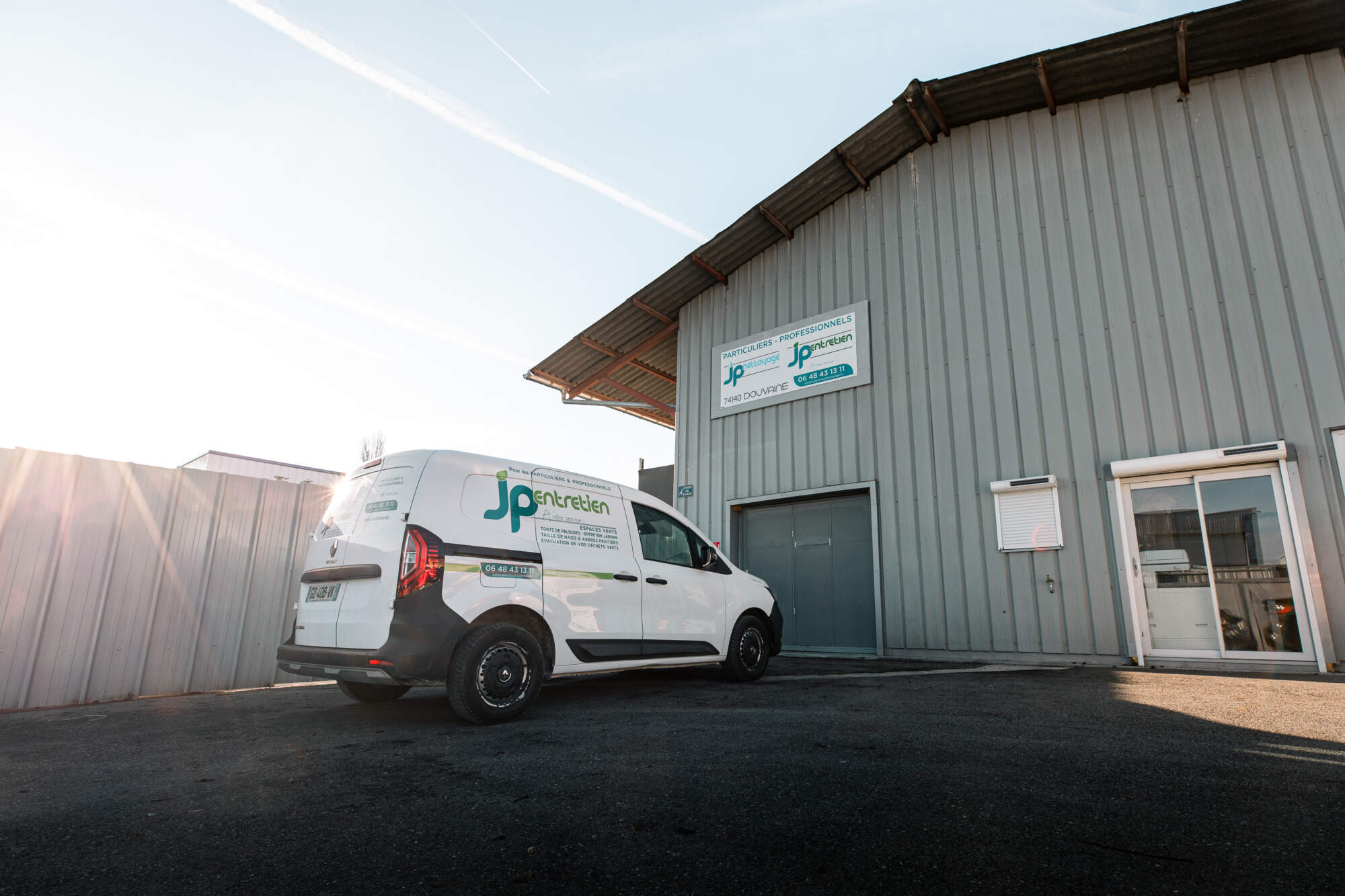 Camion de nettoyage JP Nettoyage devant le local à Douvaine