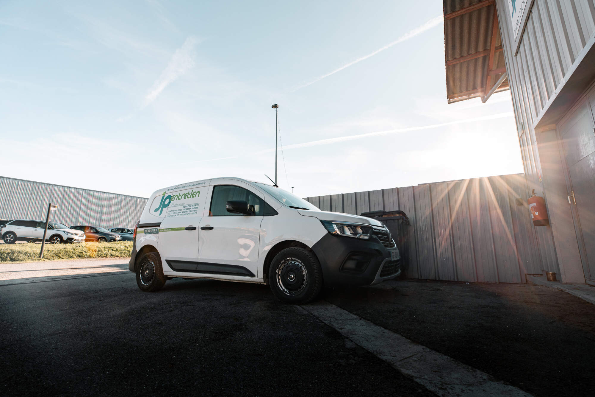 Camion de nettoyage JP Nettoyage à l'arrêt devant entrepôt