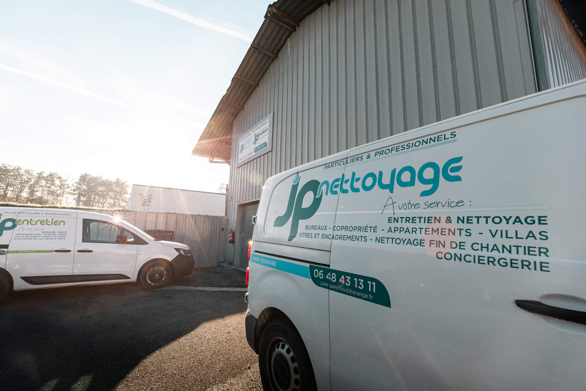 Vans de nettoyage devant le siège social à Douvaine