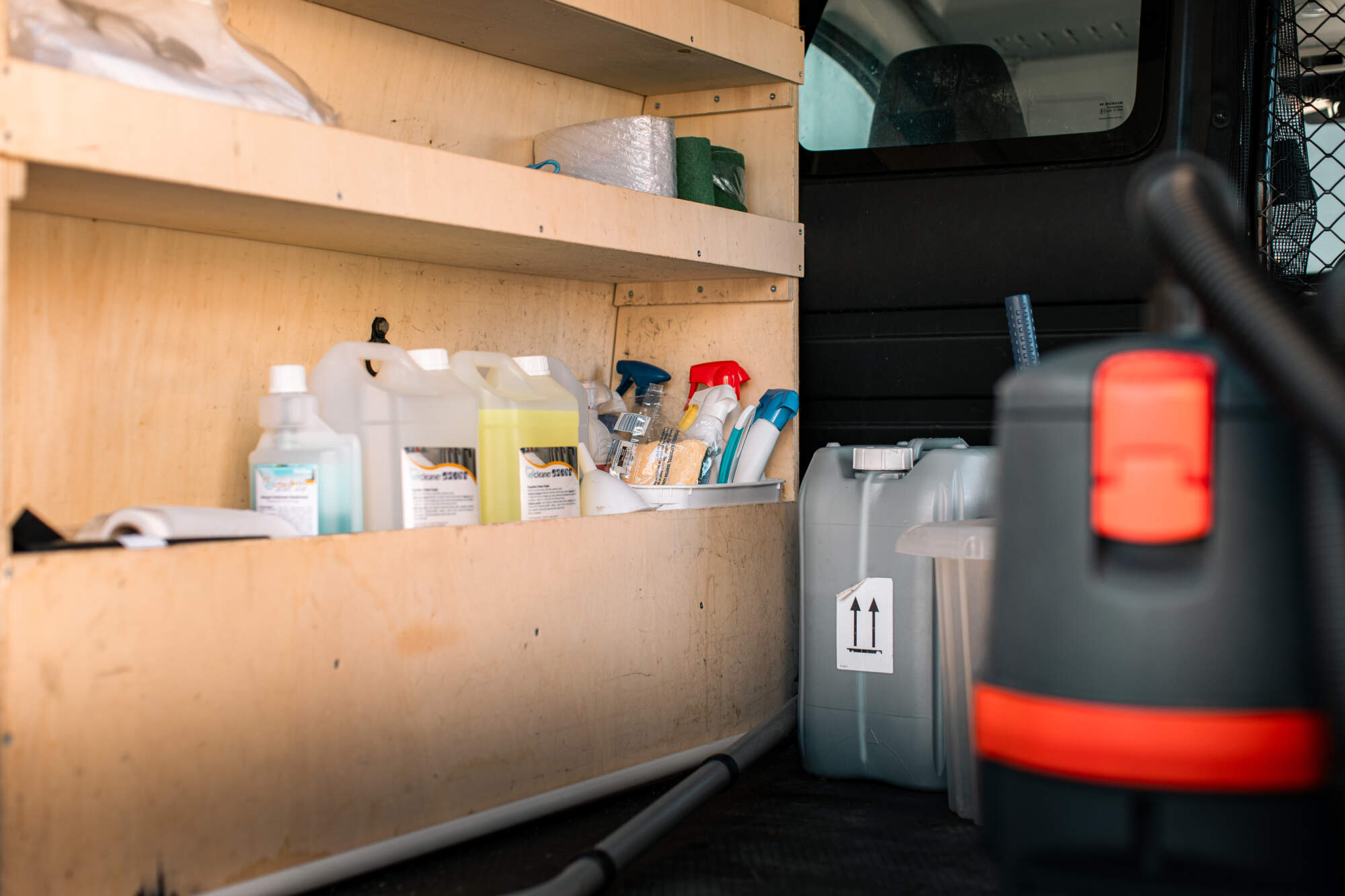 Matériel de nettoyage dans camion de nettoyage professionnel