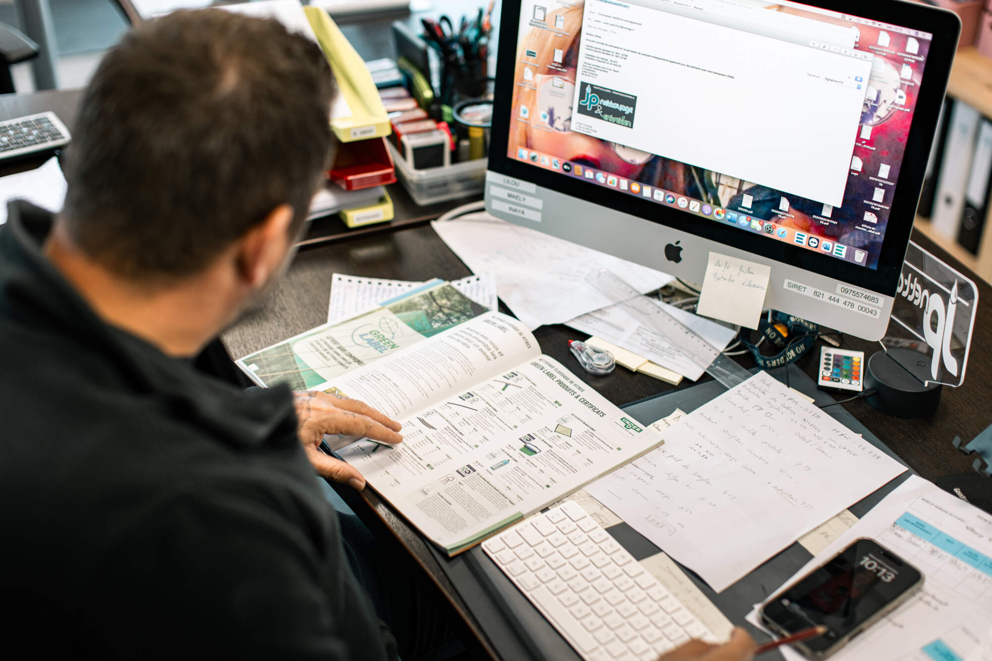 Expert en nettoyage de bureau à Douvaine travaille sur ordinateur