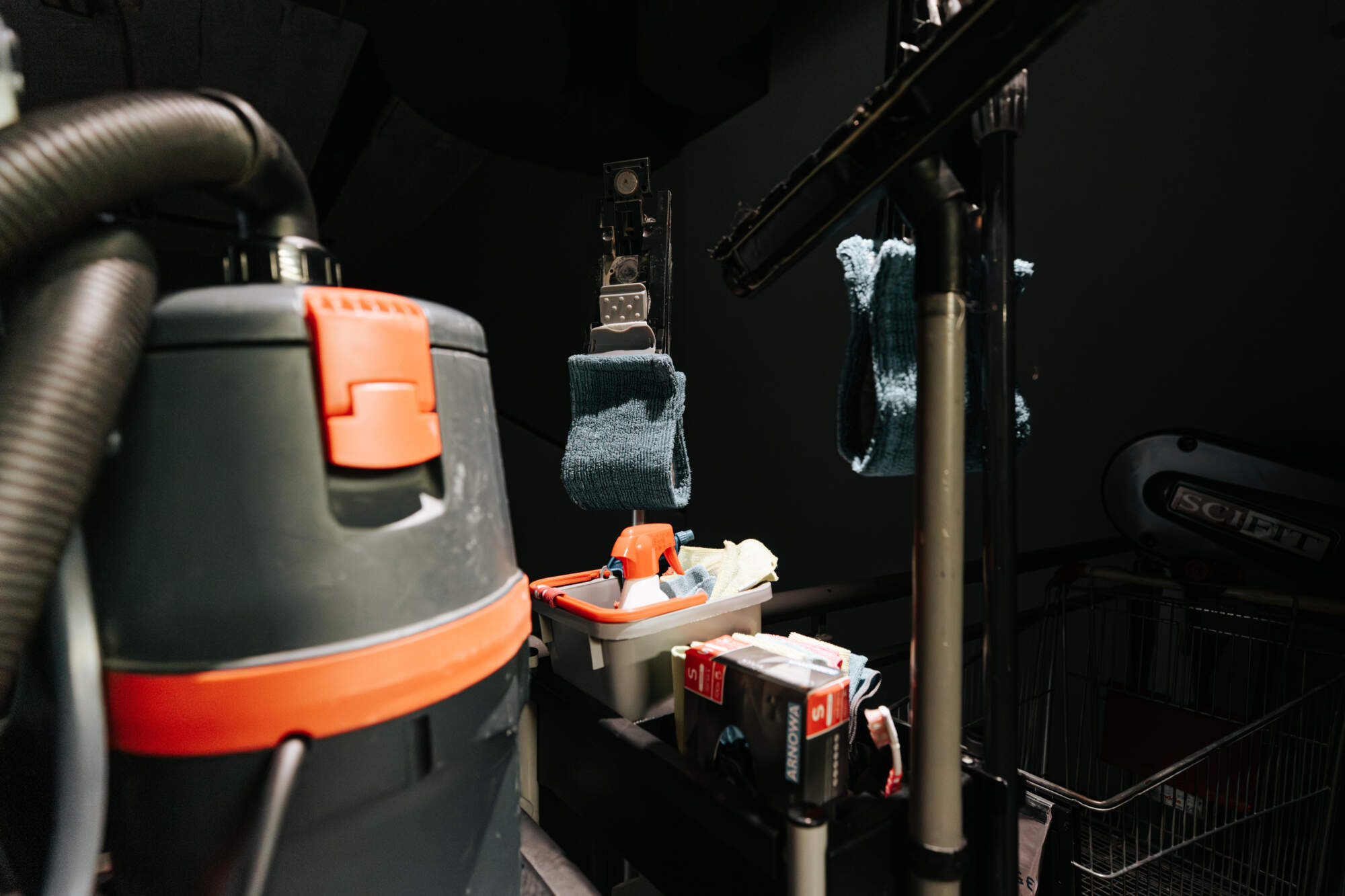 Nettoyeur professionnel utilisant un aspirateur industriel