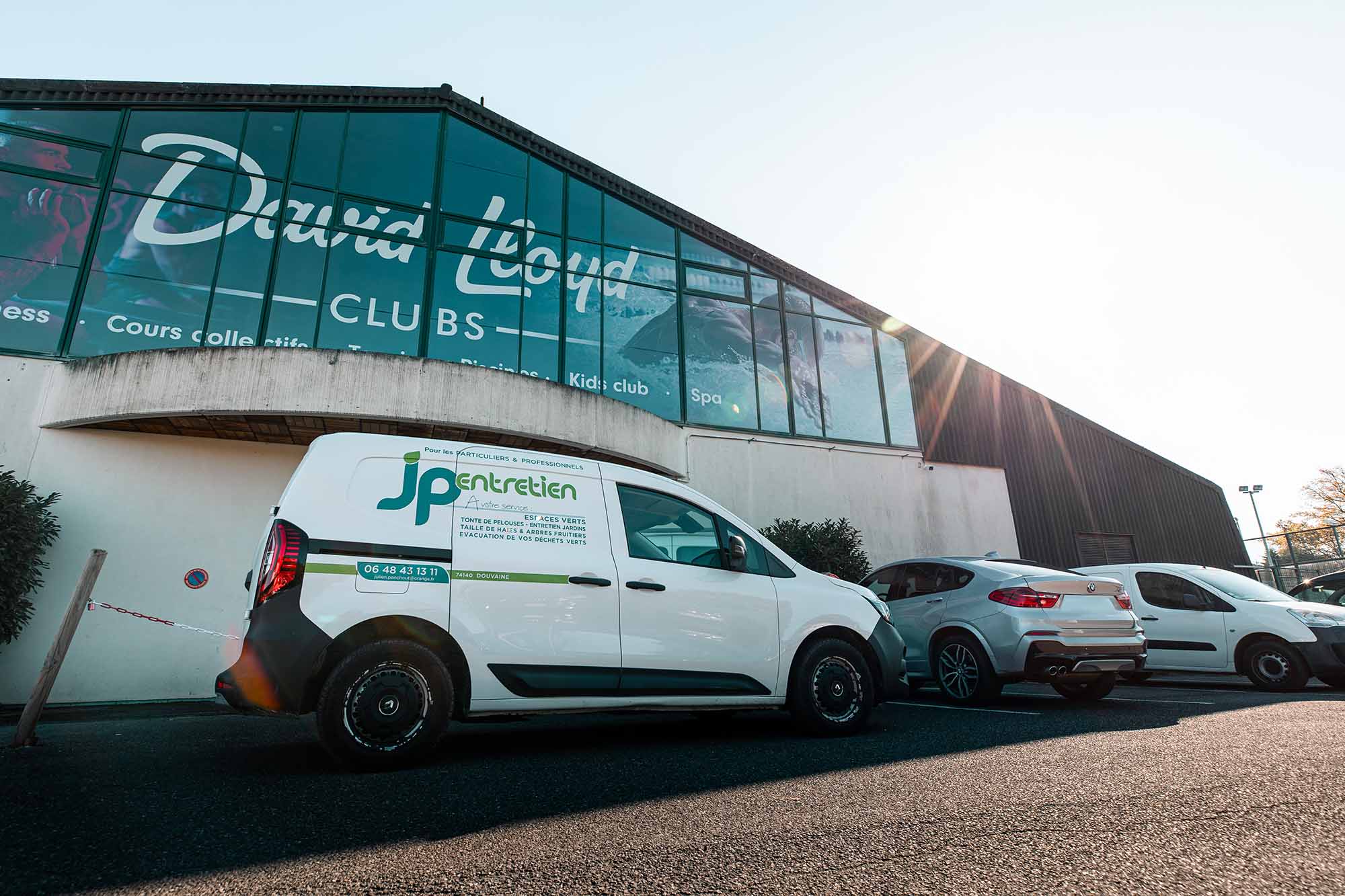 Camion de nettoyage JP Nettoyage devant centre sportif David Loyd Clubs.
